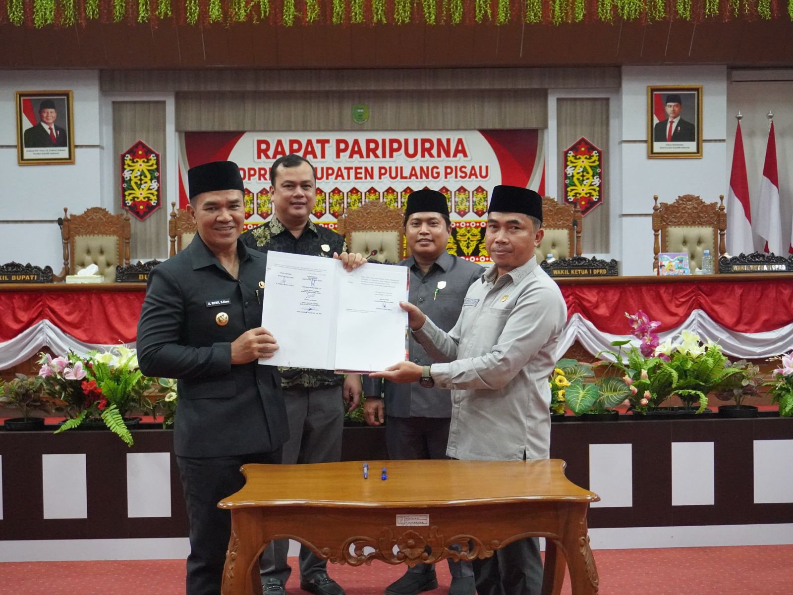 Dua pejabat menunjukkan dokumen resmi di Rapat Paripurna Kabupaten Pulang Pisau. Dua pejabat menunjukkan dokumen resmi di Rapat Paripurna Kabupaten Pulang Pisau.