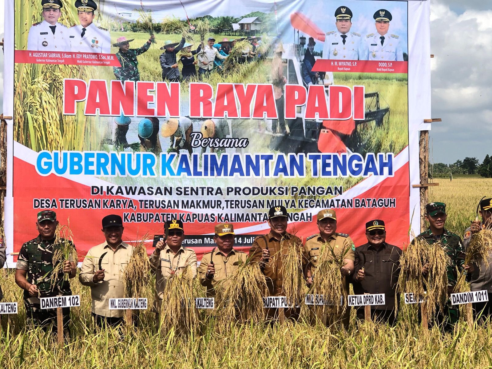 Acara panen raya padi dengan pejabat pemerintah dan militer di Kalimantan Tengah. Acara panen raya padi dengan pejabat pemerintah dan militer di Kalimantan Tengah.