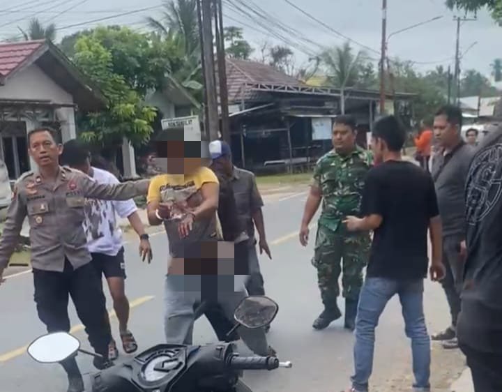 Petugas keamanan dan warga berinteraksi di jalan saat penegakan hukum berlangsung. Petugas keamanan dan warga berinteraksi di jalan saat penegakan hukum berlangsung.