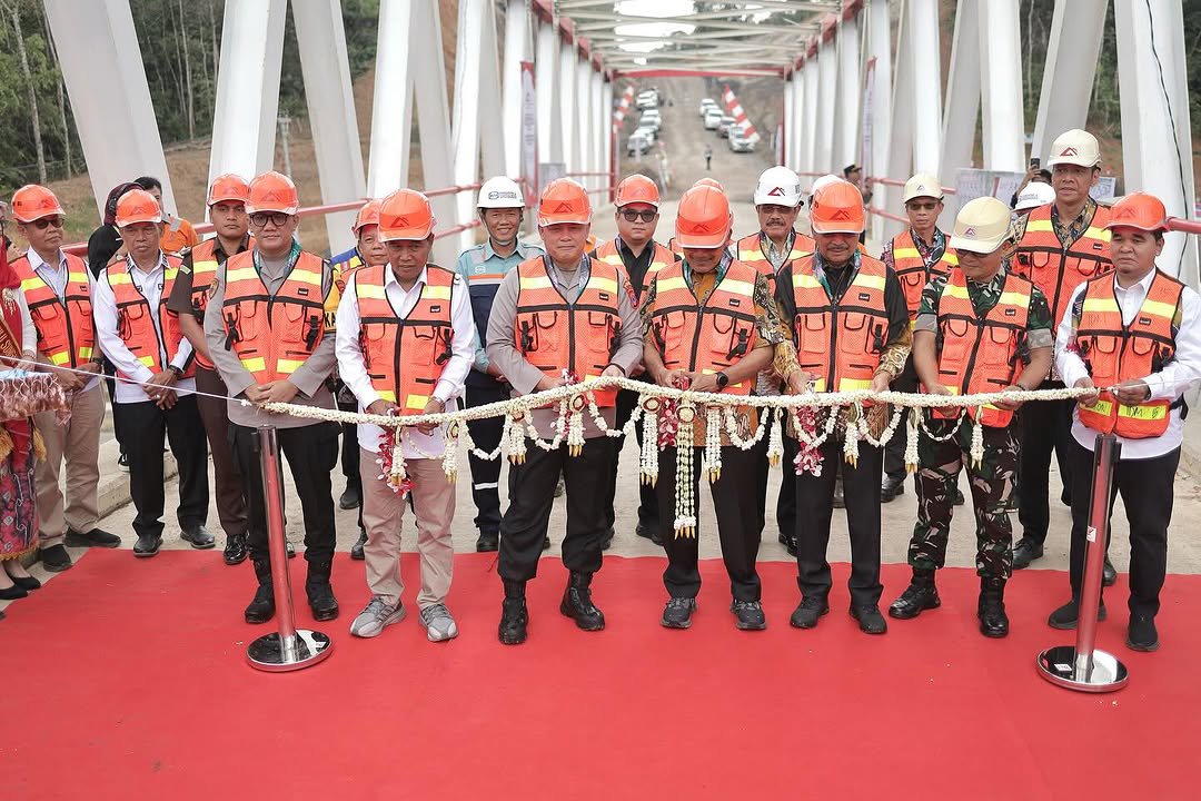 Sejumlah pejabat mengenakan helm dan rompi oranye memotong pita merah pada peresmian jembatan baru. Sejumlah pejabat mengenakan helm dan rompi oranye memotong pita merah pada peresmian jembatan baru.