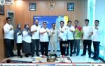 Bupati Murung Raya Heriyus didampingi pejabat dan jajaran serahkan LKPD Unaudited TA 2025 ke BPK RI Perwakilan Kalimantan Tengah; terlihat kemeja putih, panel kayu, dan kelompok pejabat berpose bersama