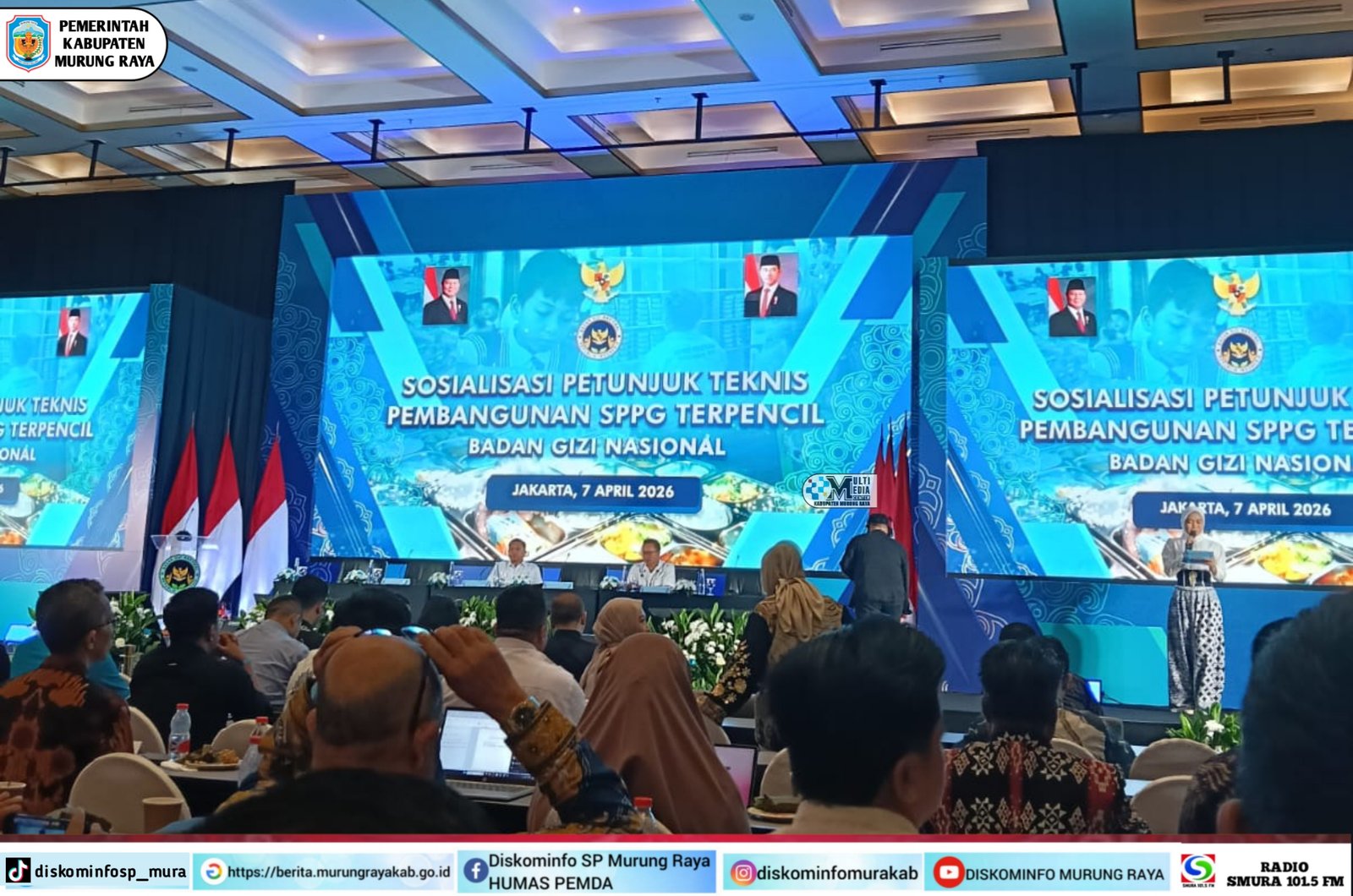 Andri Raya hadir di panggung acara sosialisasi Petunjuk Teknis Pembangunan SPPG Terpencil bersama Sony Sonjaya dan Dadan Hindayana di Jakarta, 7 April 2026, latar belakang layar biru dengan emblem nasional