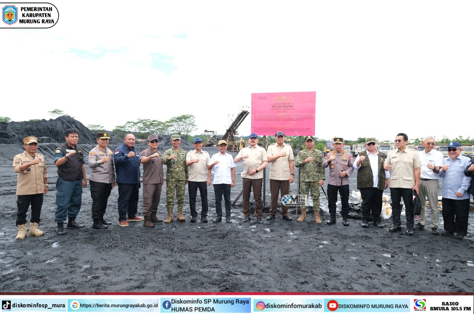 Sekumpulan pejabat dan militer berdiri di atas lahan arangHitam di area tambang AKT Murung Raya, terlihat papan informasi besar pink di belakang mereka; hadir Sjafrie Sjamsoeddin dan Heriyus Bupati Murung Raya dalam rangka penegakan hukum dan pengawasan su