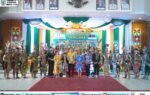 Penampilan Bakah Bawe Pariwisata 2026 di Puruk Cahu, Murung Raya, menampilkan peserta berbusana etnik warna-warni bersama Rahmanto Muhidin dan Heriyus