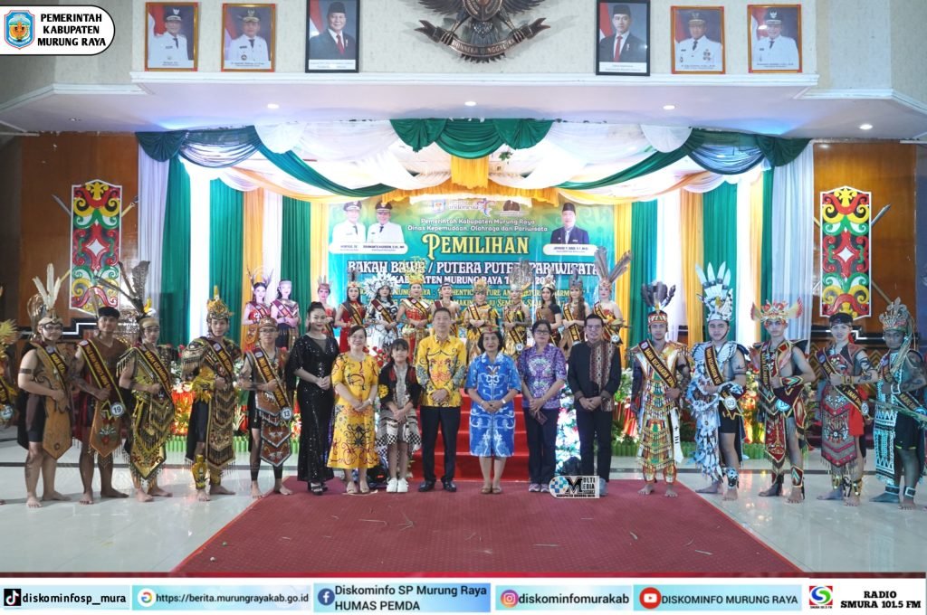 Penampilan Bakah Bawe Pariwisata 2026 di Puruk Cahu, Murung Raya, menampilkan peserta berbusana etnik warna-warni bersama Rahmanto Muhidin dan Heriyus