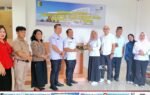 Seremonial penyerahan di Pusat Layanan Usaha Terpadu (PLUT) Kabupaten Lombok Timur, spanduk biru, DiskopUKMPerindag Kab.Mura, Andri Raya, Roy Chahyadi