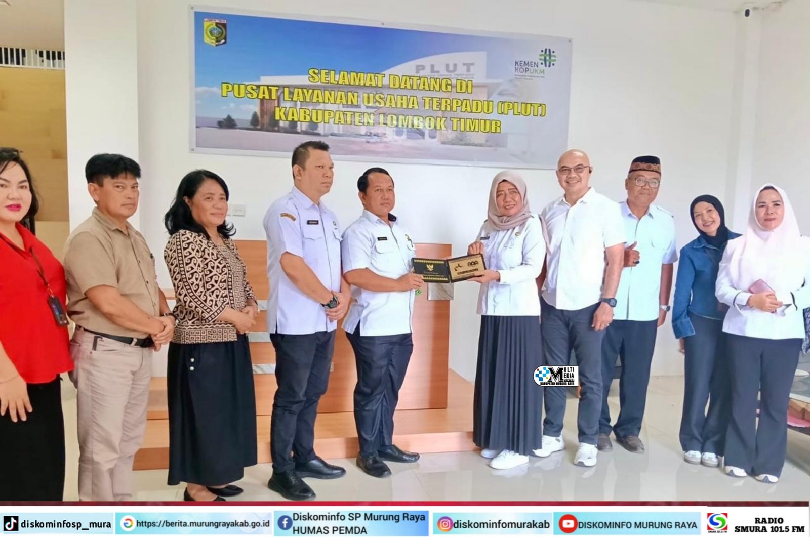 Seremonial penyerahan di Pusat Layanan Usaha Terpadu (PLUT) Kabupaten Lombok Timur, spanduk biru, DiskopUKMPerindag Kab.Mura, Andri Raya, Roy Chahyadi
