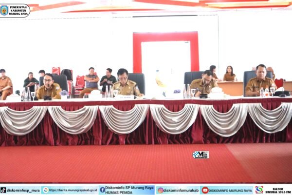 Suasana coffee morning optimalisasi PAD Pemkab Murung Raya di aula, Sarwo Mintarjo hadir bersama Rahmat K. Tambunan dan Andri Raya, suasana merah-putih