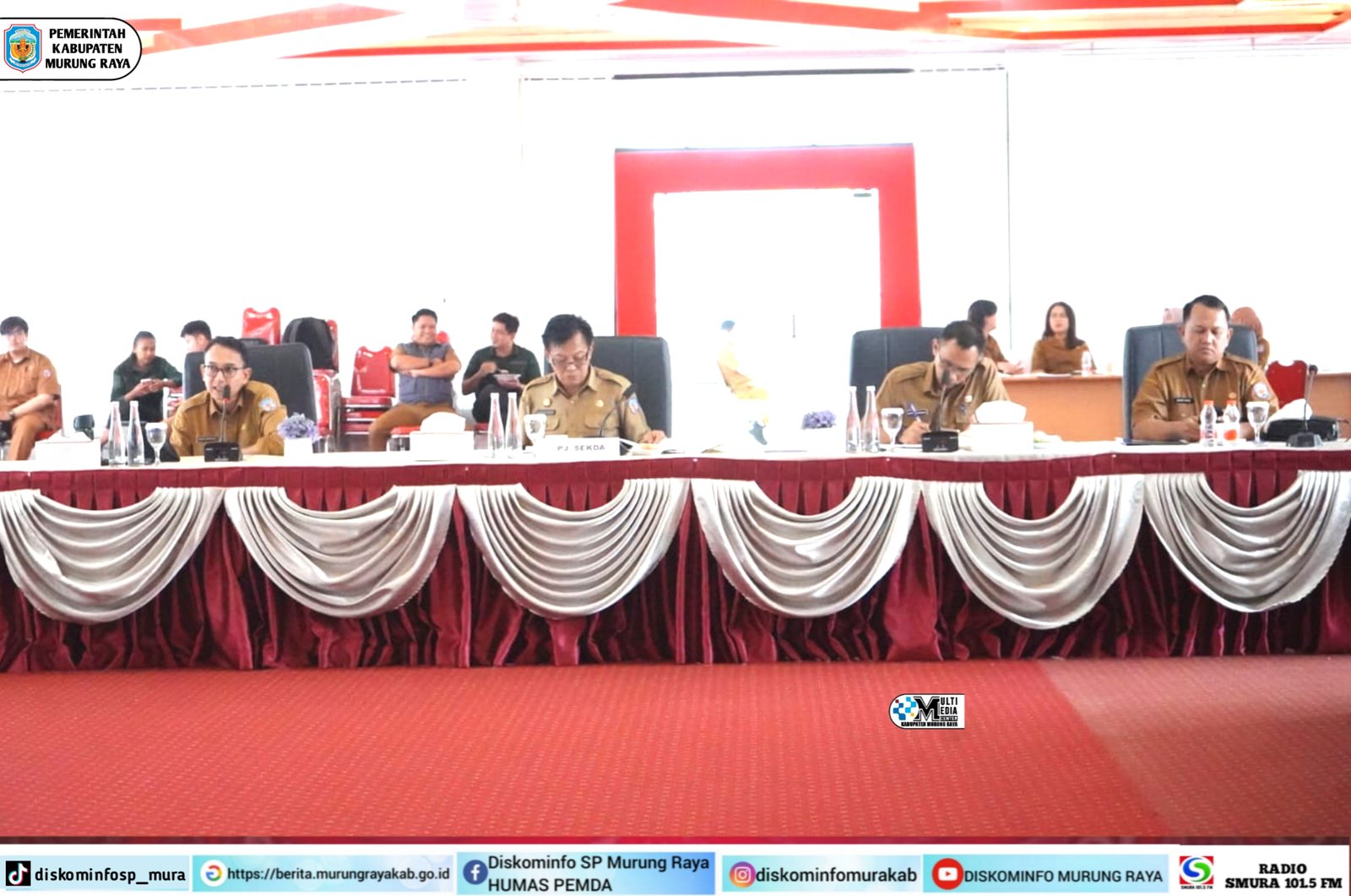 Suasana coffee morning optimalisasi PAD Pemkab Murung Raya di aula, Sarwo Mintarjo hadir bersama Rahmat K. Tambunan dan Andri Raya, suasana merah-putih