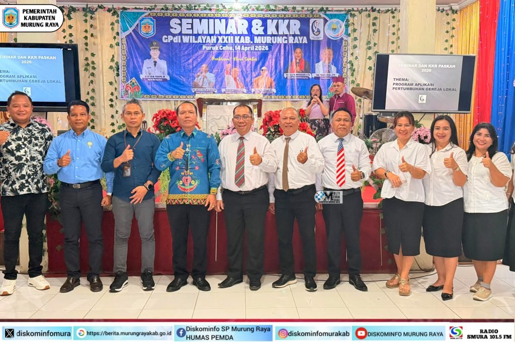 Foto bersama Seminar & KKR GPdI di Murung Raya, latar banner biru bertuliskan Program Mura Hebat, suasana panggung seminar dengan peserta rapi