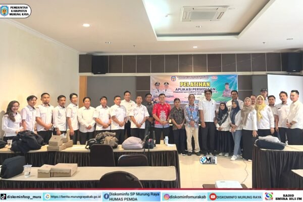Pelatihan Aplikasi Persediaan BPKAD Murung Raya dengan banner biru, peserta memakai seragam putih dalam foto bersama di aula, hadir Mizam Chandrapati