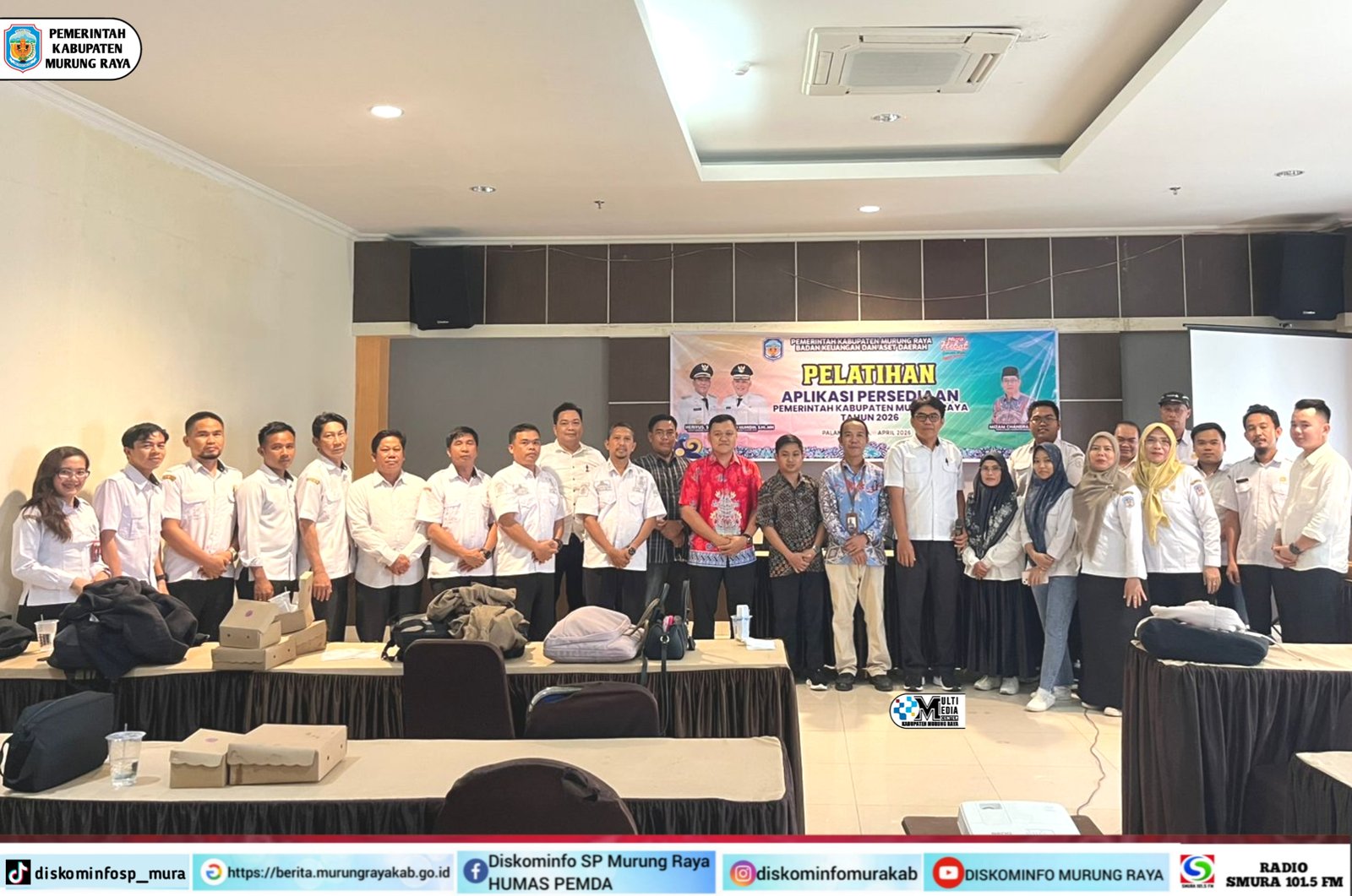 Pelatihan Aplikasi Persediaan BPKAD Murung Raya dengan banner biru, peserta memakai seragam putih dalam foto bersama di aula, hadir Mizam Chandrapati