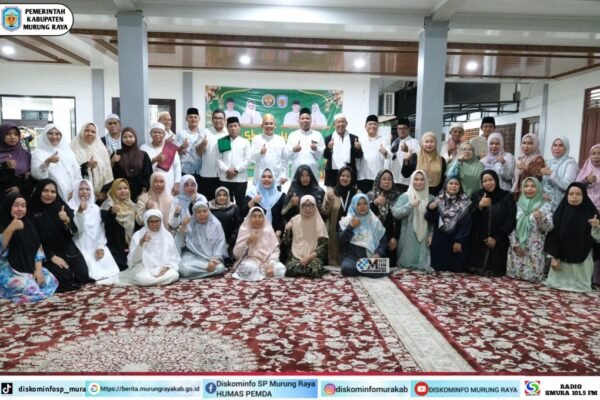 Sekelompok jamaah calon haji Murung Raya dan peserta doa bersama dengan busana seragam putih, bersama Rahmanto Muhidin dalam kegiatan menuju Masjidil Haram