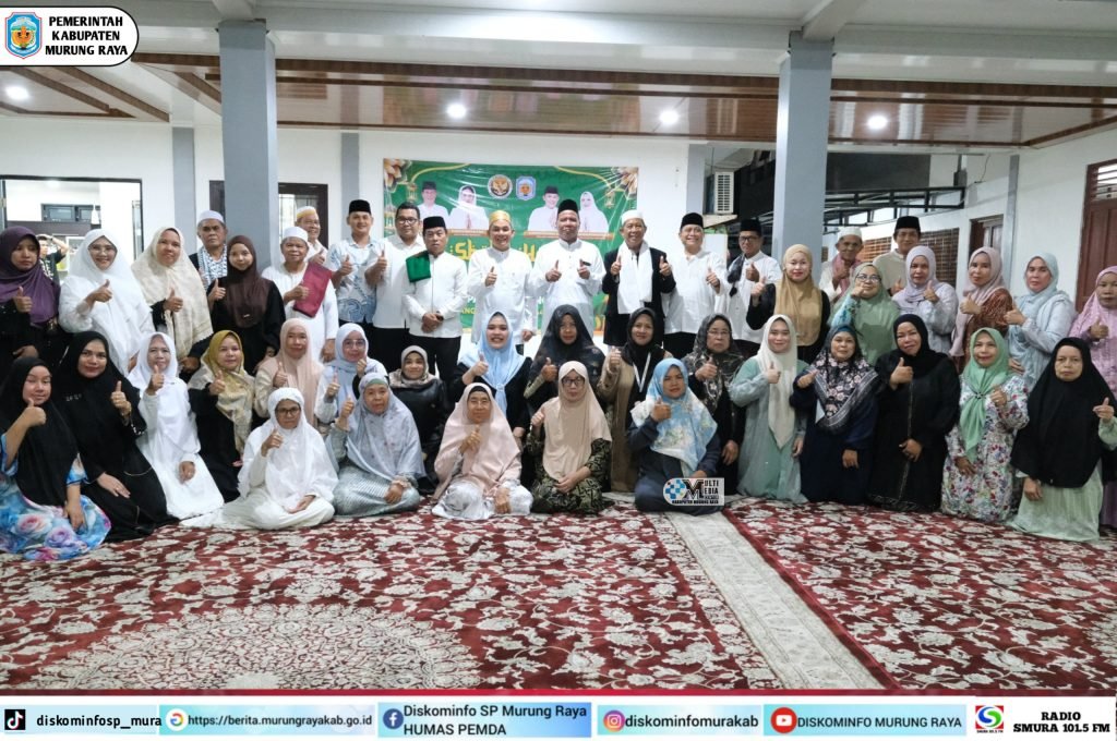 Sekelompok jamaah calon haji Murung Raya dan peserta doa bersama dengan busana seragam putih, bersama Rahmanto Muhidin dalam kegiatan menuju Masjidil Haram