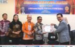 Bupati Murung Raya Heriyus menerima piagam pada kegiatan Audensi dan LPPL Award Tahun 2026 bersama Helen Marewise dan Lynda Kristiane.
