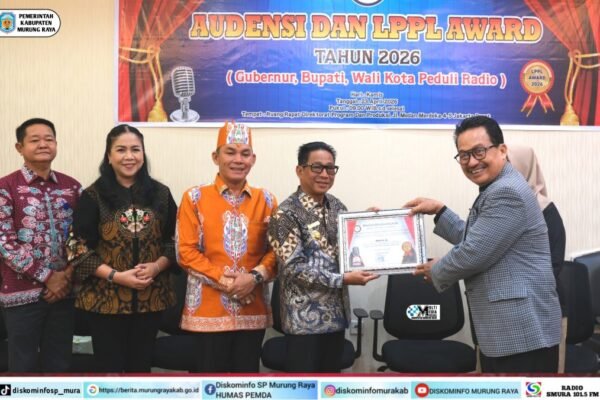 Bupati Murung Raya Heriyus menerima piagam pada kegiatan Audensi dan LPPL Award Tahun 2026 bersama Helen Marewise dan Lynda Kristiane.