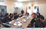 Suasana audiensi Bupati Murung Raya Heriyus bersama Rahmanto Muhidin di ruang rapat dengan jajaran LPP RRI, meja rapat kayu dan suasana formal.