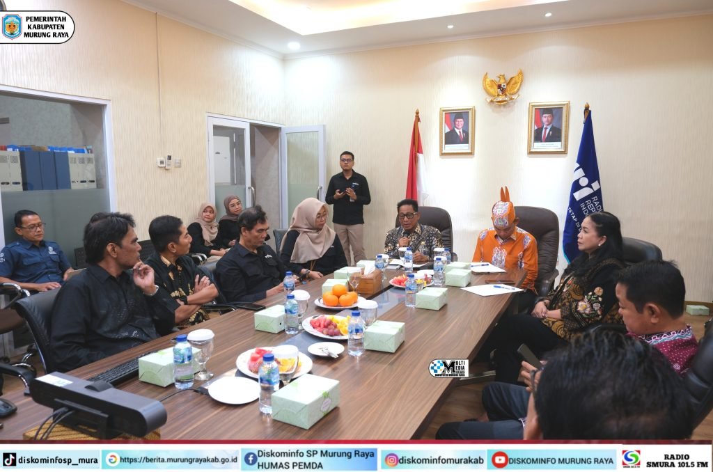 Suasana audiensi Bupati Murung Raya Heriyus bersama Rahmanto Muhidin di ruang rapat dengan jajaran LPP RRI, meja rapat kayu dan suasana formal.