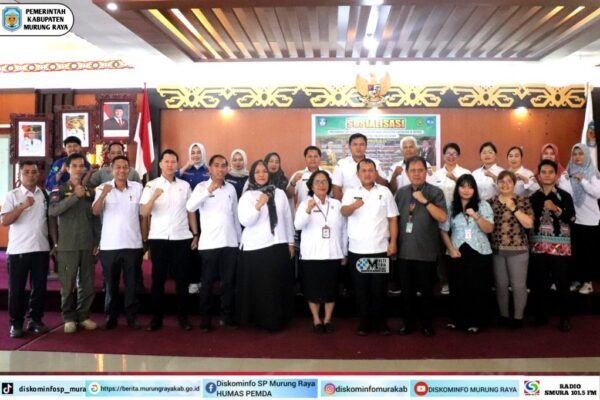 Suasana sosialisasi Pemkab Murung Raya di aula dengan banner sosialisasi, dipenuhi peserta berpakaian putih bersama Andri Raya, Heriyus, dan tim Universitas Palangka Raya (UPR).