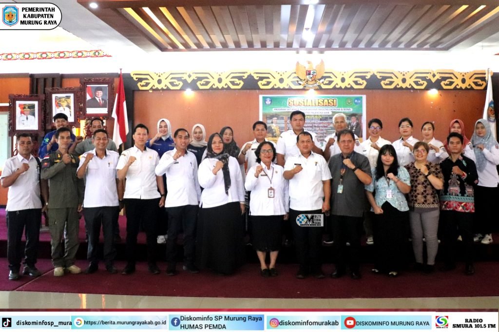 Suasana sosialisasi Pemkab Murung Raya di aula dengan banner sosialisasi, dipenuhi peserta berpakaian putih bersama Andri Raya, Heriyus, dan tim Universitas Palangka Raya (UPR).
