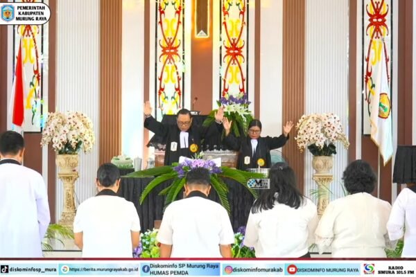 Pdt. Yupri memimpin ibadah Jumat Agung di altar gereja dengan jemaat berdoa, dekorasi bunga putih dan ukiran latar belakang berwarna cerah, masjid kebaktian di Murung Raya