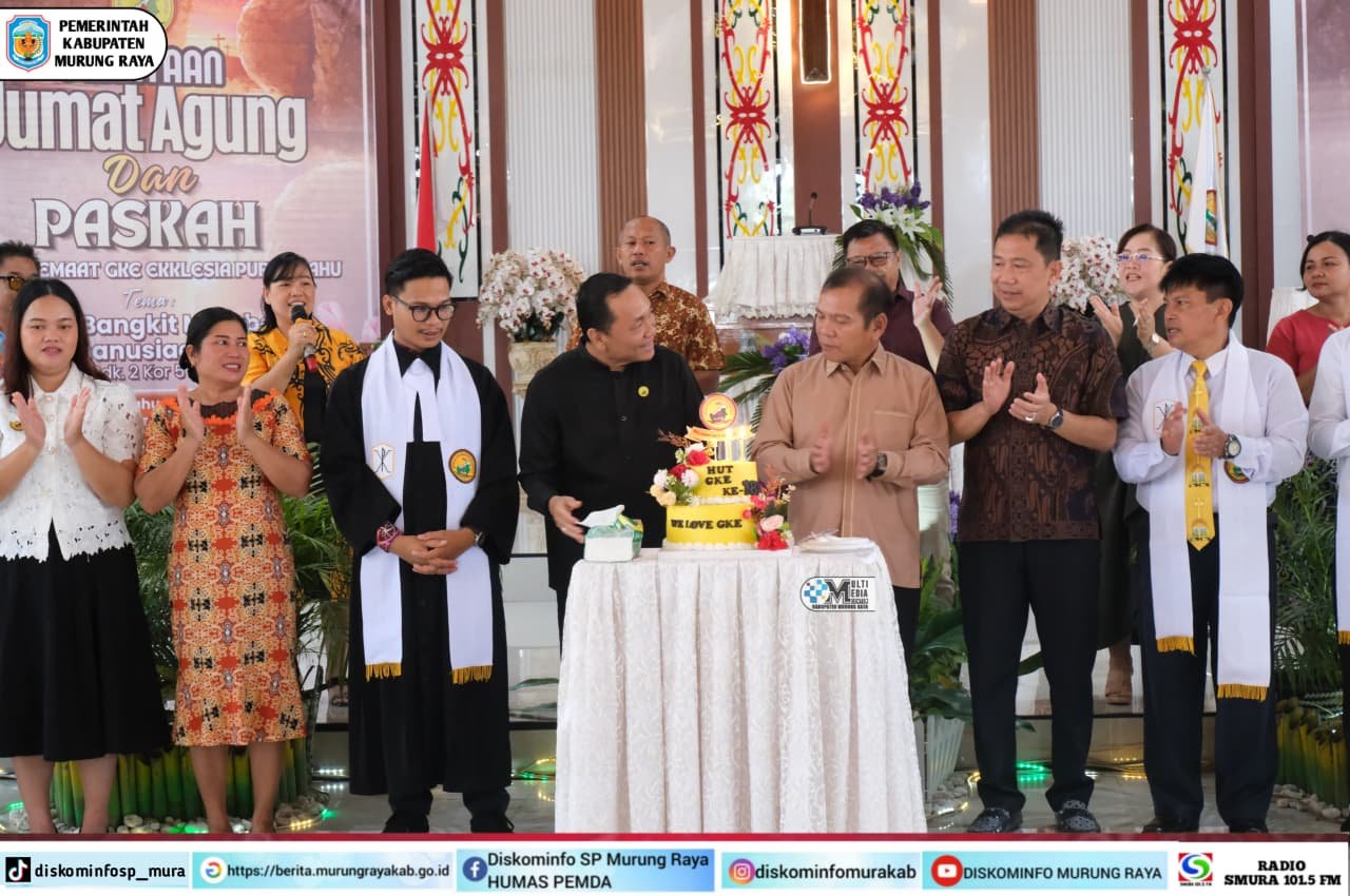 Handreas Paron hadir di perayaan Paskah Murung Raya di Puruk Cahu dengan jemaat mengenakan pakaian formal berwarna-warni, di sekitar meja kue bertingkat serta latar banner gereja