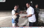 Bupati Murung Raya Heriyus berjabat tangan dengan Letkol Inf Supriyanto pada acara syukuran kenaikan pangkat Yonif 883/TA di malam hari, disaksikan anggota tentara di latar belakang