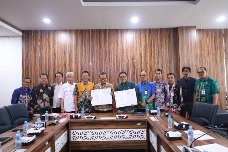 Suasana ruang rapat Tabalong bersama Universitas Lambung Mangkurat (ULM) dengan dokumen kerja sama yang ditandatangani terkait PSDKU dan bekas RS Usman Dundrung.