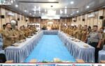Suasana rapat di aula Pemkab Murung Raya untuk Program Desa Cinta Statistik 2026, Sarwo Mintarjo hadir dengan seragam cokelat di meja rapat panjang