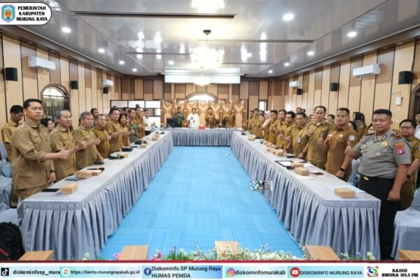 Suasana rapat di aula Pemkab Murung Raya untuk Program Desa Cinta Statistik 2026, Sarwo Mintarjo hadir dengan seragam cokelat di meja rapat panjang