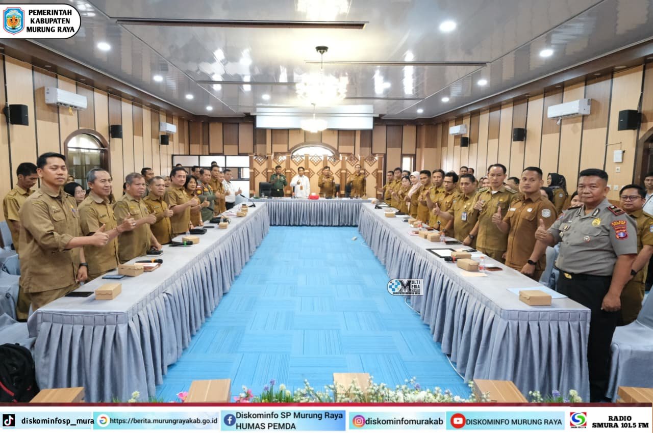 Suasana rapat di aula Pemkab Murung Raya untuk Program Desa Cinta Statistik 2026, Sarwo Mintarjo hadir dengan seragam cokelat di meja rapat panjang