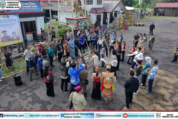Di Bandara Dirung Lingkin, Heriyus bersama Herman Kondo Siriwa disambut tarian tradisional Dayak dan prosesi potong hompong bersama rombongan.