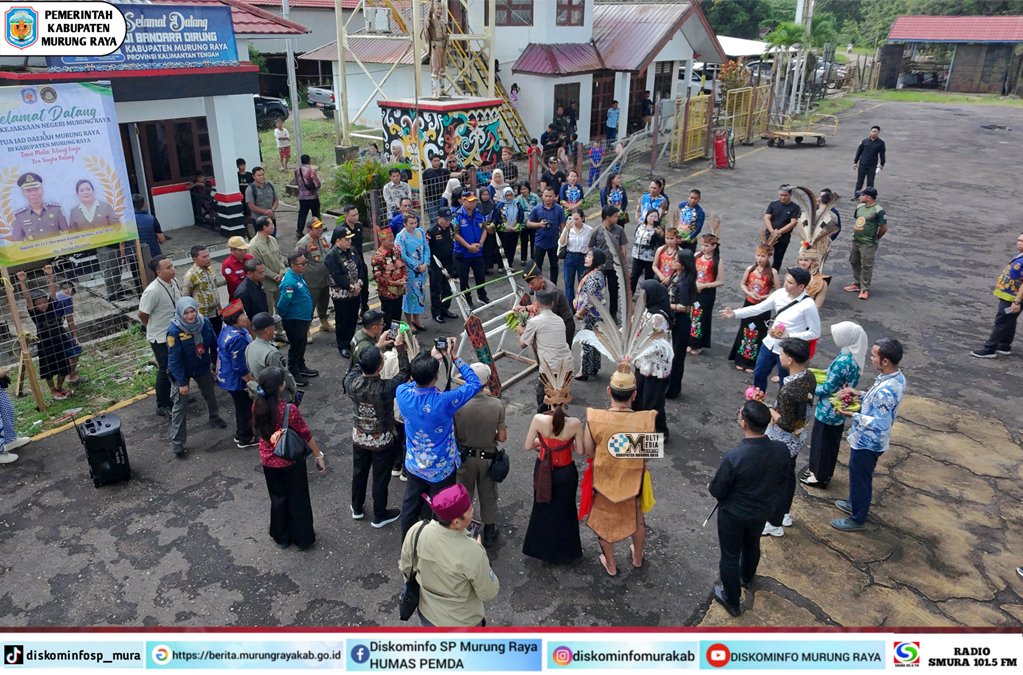 Di Bandara Dirung Lingkin, Heriyus bersama Herman Kondo Siriwa disambut tarian tradisional Dayak dan prosesi potong hompong bersama rombongan.