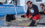 Seorang peserta Manjawet Uwei dari kontingen Murung Raya bekerja merangkai rotan dengan fokus tinggi memakai pakaian merah di FBIM 2026.