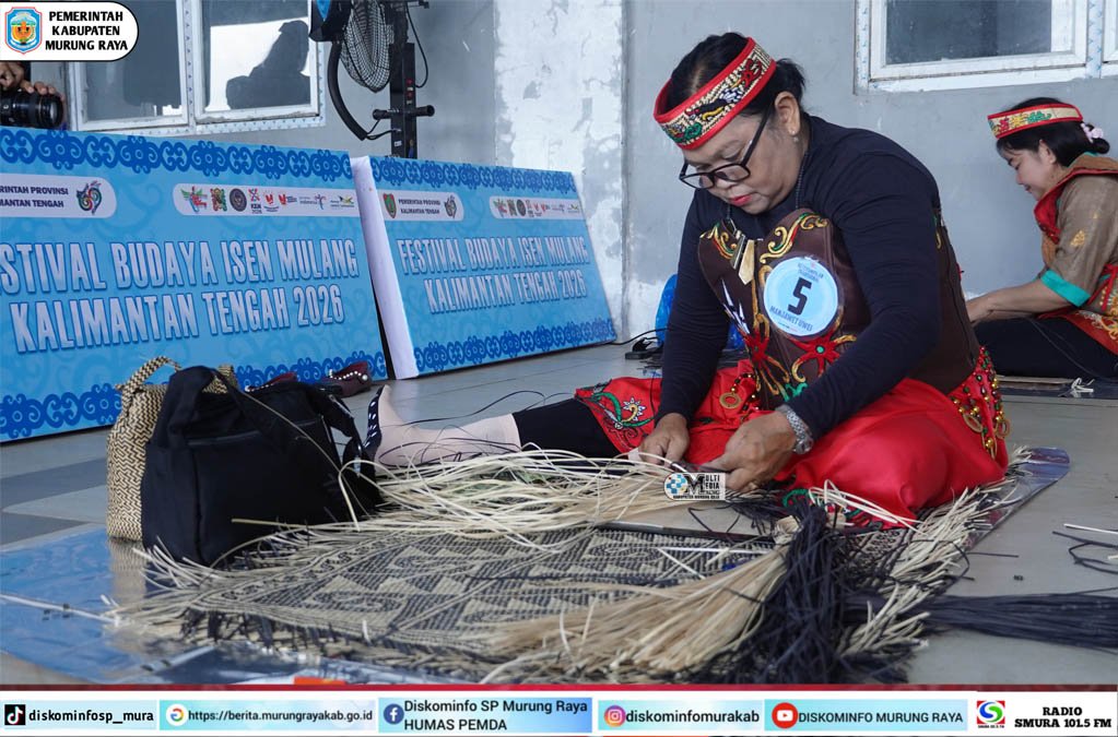 Seorang peserta Manjawet Uwei dari kontingen Murung Raya bekerja merangkai rotan dengan fokus tinggi memakai pakaian merah di FBIM 2026.