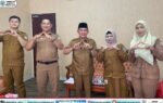 Rahmanto Muhidin dan pejabat Murung Raya berpose dengan gerakan tangan, mengenakan kemeja cokelat saat mendukung peluncuran Program BSPS Tahun 2026.