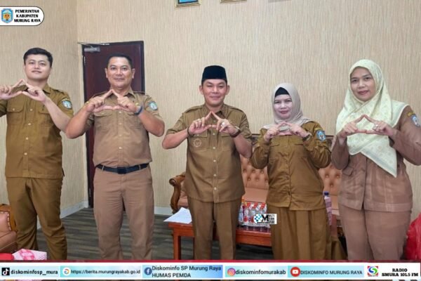 Rahmanto Muhidin dan pejabat Murung Raya berpose dengan gerakan tangan, mengenakan kemeja cokelat saat mendukung peluncuran Program BSPS Tahun 2026.