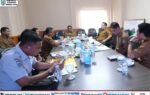 Bupati Murung Raya Heriyus memimpin rapat arahan pelelangan fisik proyek pembangunan dengan Stardian dan jajaran di aula, meja rapat berisi dokumen