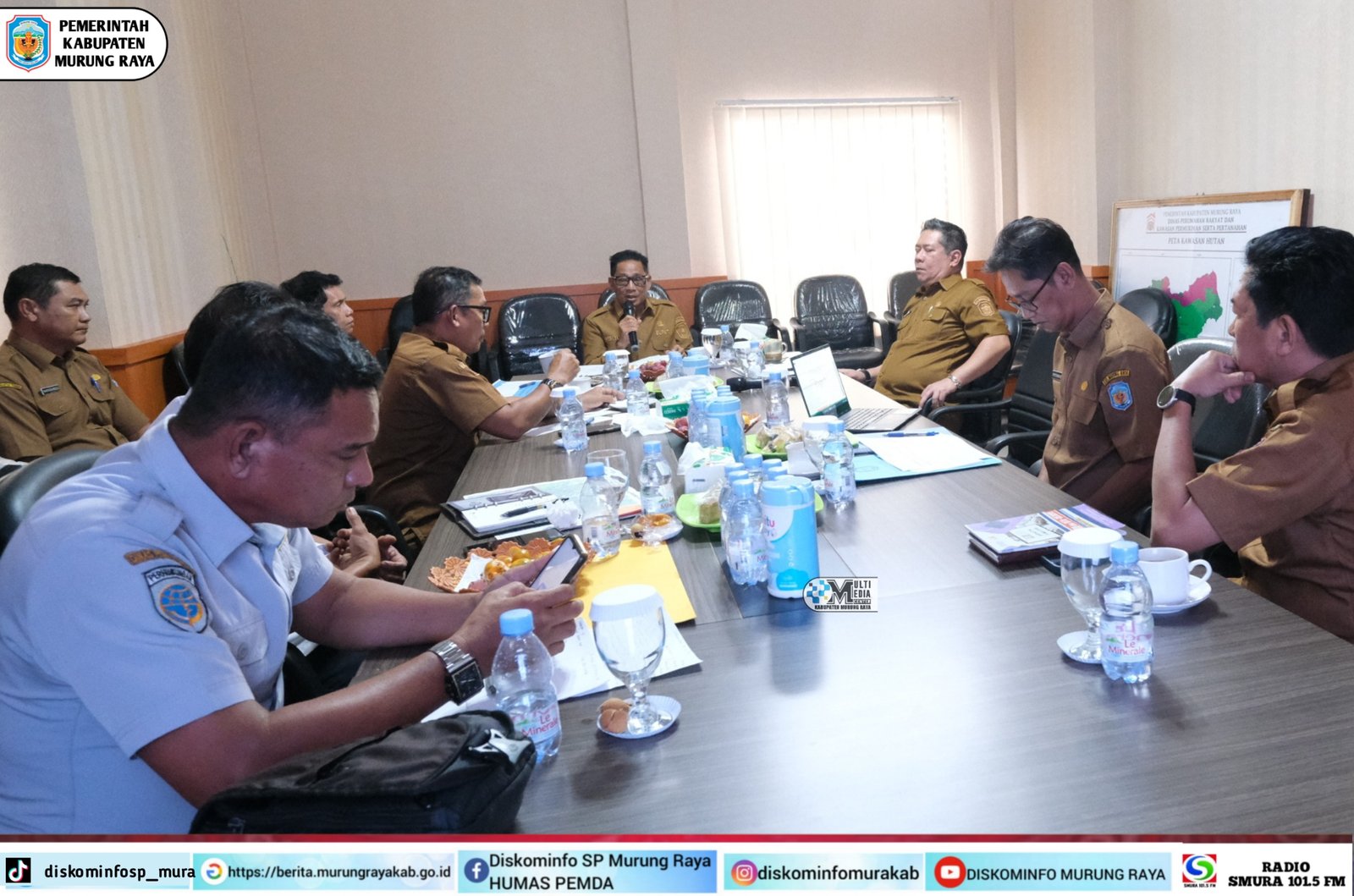 Bupati Murung Raya Heriyus memimpin rapat arahan pelelangan fisik proyek pembangunan dengan Stardian dan jajaran di aula, meja rapat berisi dokumen