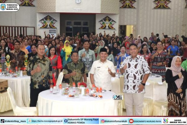 Suasana penutupan Rakerda TP-PKK se-Kabupaten Murung Raya 2025-2026 dengan Bupati Heriyus dan Rahmanto Muhidin, mengenakan batik motif dan seragam formal.
