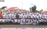 Kontingen Festival Budaya Isen Mulang (FBIM) 2026 berfoto bersama dengan pakaian putih dan topi, memberi thumbs up di halaman kantor Bupati Murung Raya