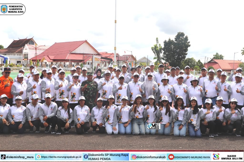 Kontingen Festival Budaya Isen Mulang (FBIM) 2026 berfoto bersama dengan pakaian putih dan topi, memberi thumbs up di halaman kantor Bupati Murung Raya
