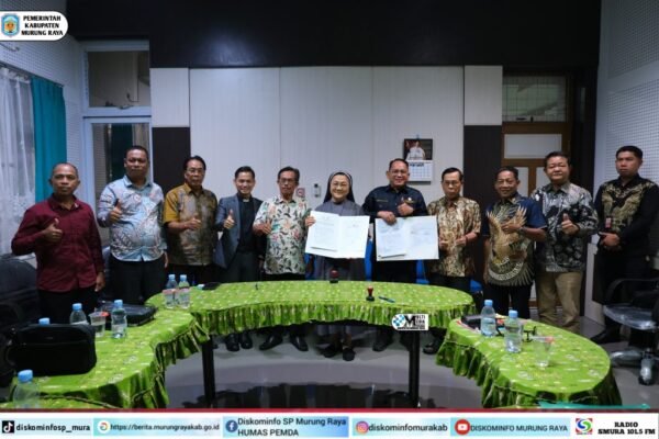 Penandatanganan MoU Heriyus bersama Yayasan Filia Gracia dan Kongregasi SJMJ Jakarta dengan berkas perjanjian di meja hijau dan suasana pertemuan.