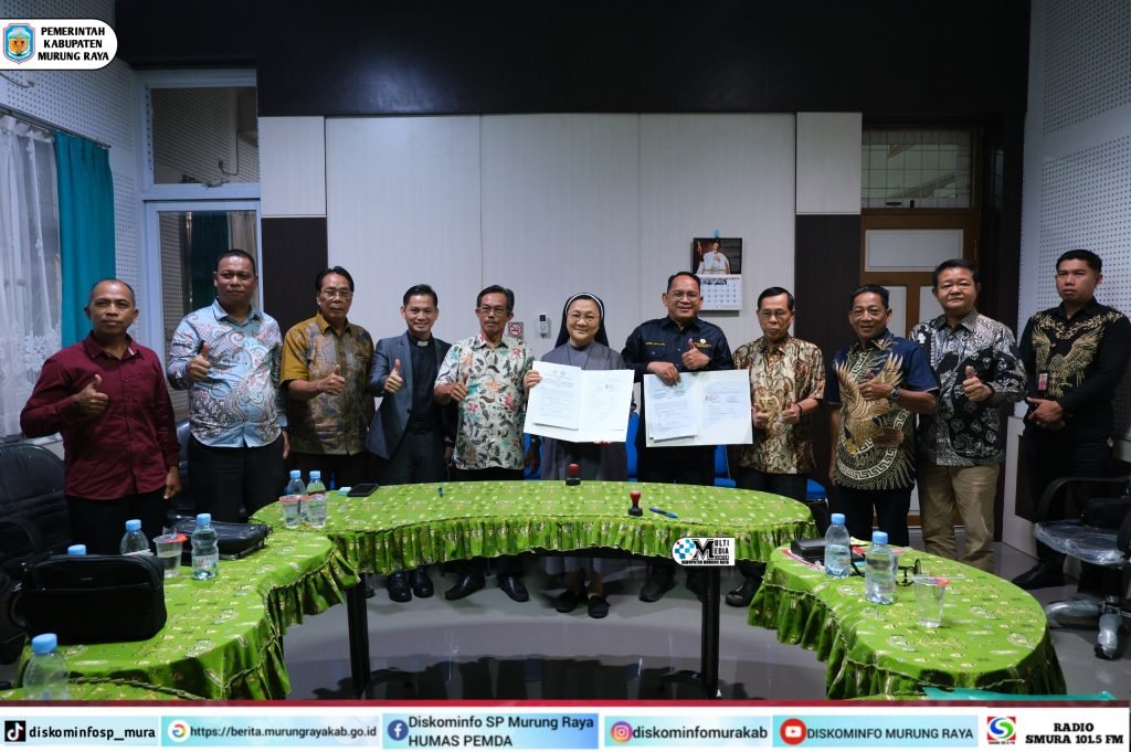 Penandatanganan MoU Heriyus bersama Yayasan Filia Gracia dan Kongregasi SJMJ Jakarta dengan berkas perjanjian di meja hijau dan suasana pertemuan.