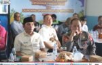 Rahmanto Muhidin duduk bersama Polres Murung Raya dalam acara Polri, dengan kemeja putih dan seragam polisi, serta suasana rapat di meja pertemuan.