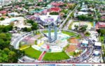 Suasana Karnaval Budaya FBIM 2026 di Palangka Raya terlihat ramai dan warna-warni, kontingen Murung Raya berpartisipasi di area acara besar.