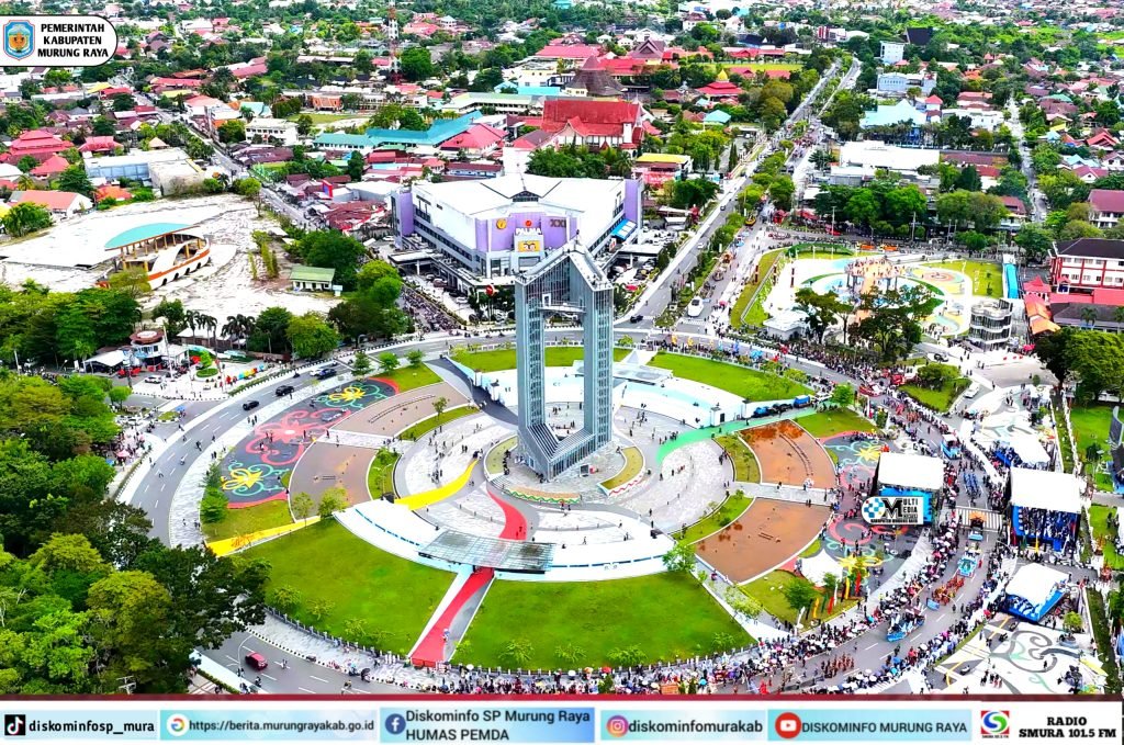 Suasana Karnaval Budaya FBIM 2026 di Palangka Raya terlihat ramai dan warna-warni, kontingen Murung Raya berpartisipasi di area acara besar.