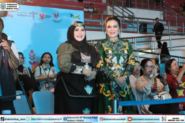 Dua pimpinan TP-PKK Murung Raya, Warnita Heriyus dan Dina Maulidah Rahmanto, hadir dalam Malam Unjuk Bakat Jagau Nyai Kalteng dengan batik hijau dan gaun hitam.