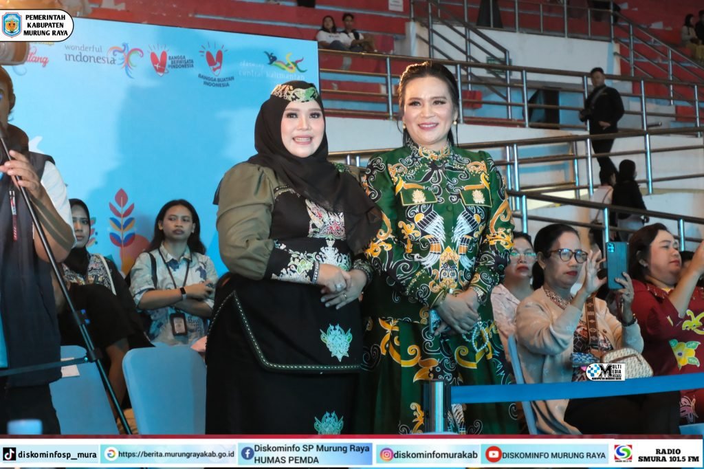 Dua pimpinan TP-PKK Murung Raya, Warnita Heriyus dan Dina Maulidah Rahmanto, hadir dalam Malam Unjuk Bakat Jagau Nyai Kalteng dengan batik hijau dan gaun hitam.