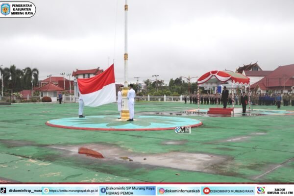Pengibaran bendera merah putih berlangsung khidmat pada Upacara Harkitnas ke-118 Pemkab Murung Raya di halaman Kantor Bupati Murung Raya.